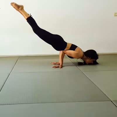 OM G YOGA  ין יוגה